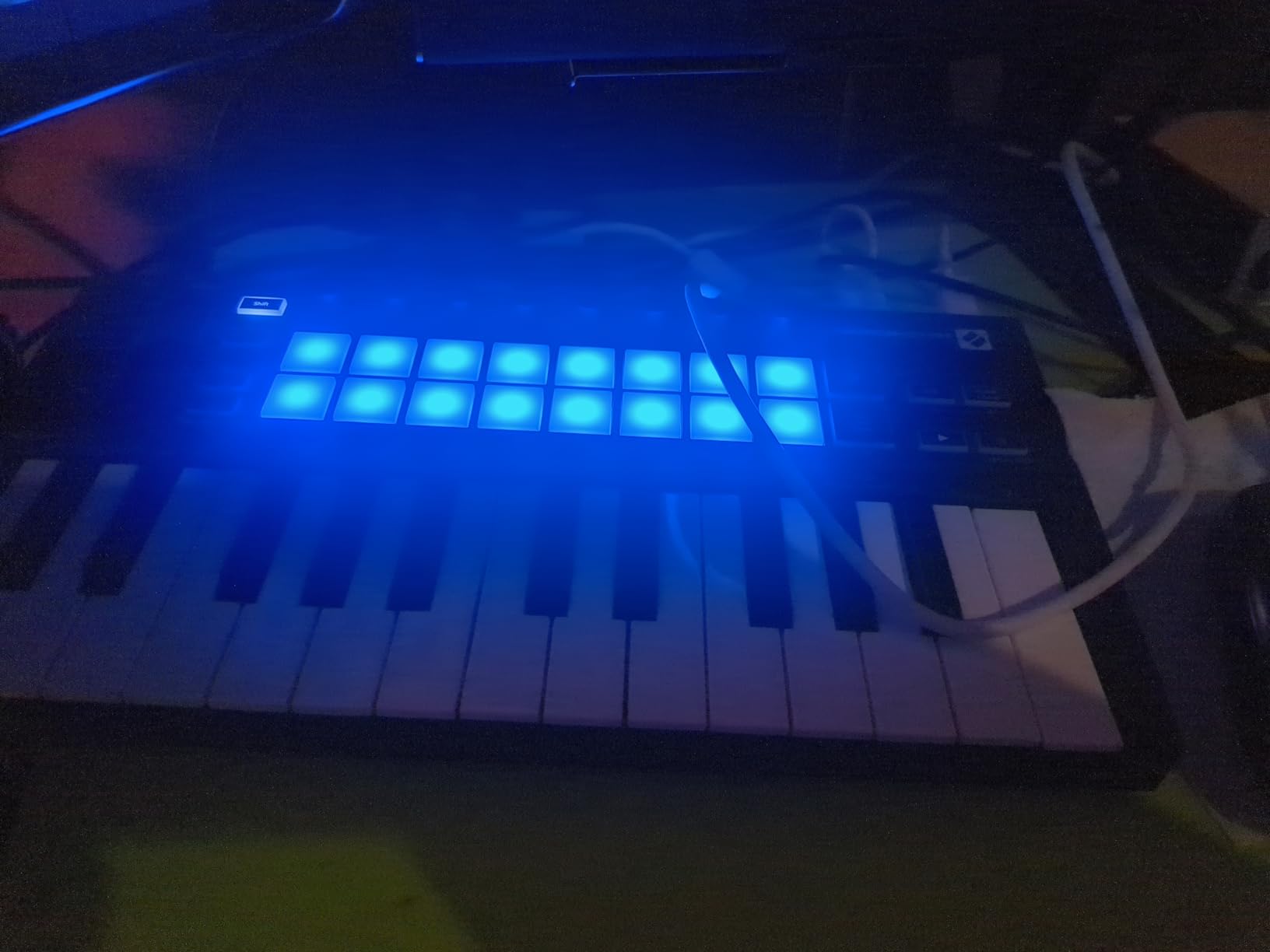 Novation Launchkey 25 [MK3] MIDI Keyboard Controller - Seamless Ableton Live Integration. Chord Mode, Scale Mode, and Arpeggiator — All the software you need for Music Production customer photo 2
