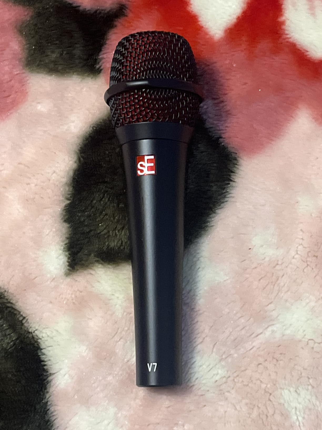 SE ELECTRONICS V7 Dynamic Microphone for Singing, Speech & Studio Recording - XLR Handheld Professional Microphone with Supercardioid Aluminum Voice Coil for Huge Gain Before Feedback - Black customer photo 1