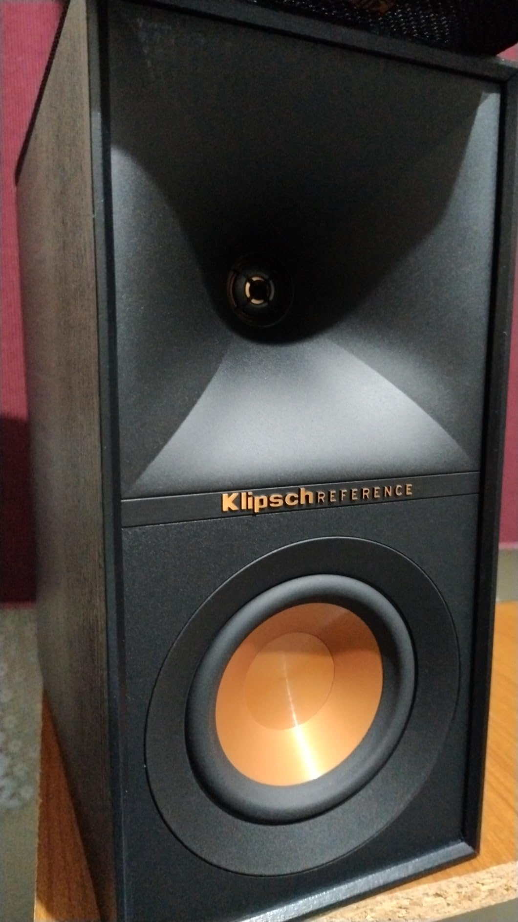 Klipsch Reference R-40PM Powered Bookshelf Speakers - 90-Degree x 90-Degree Tractrix Horn - Linear Travel Suspension - Sleek, Modern Appearance customer photo 1