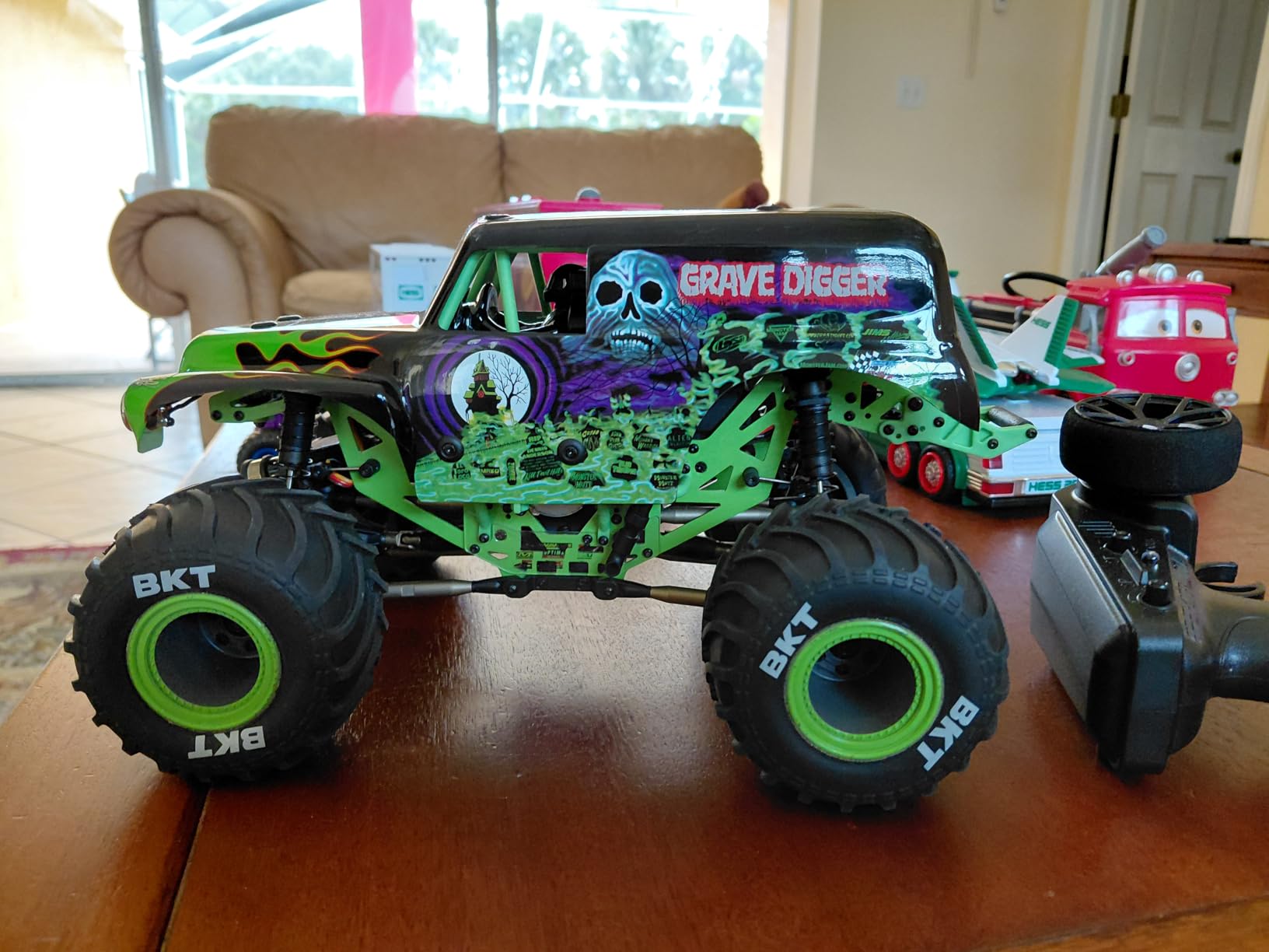 Losi 1/18 Mini LMT Grave Digger 2S 4X4 RTR Brushed Monster Truck Battery & Charger Included Green LOS01026T1 customer photo 1