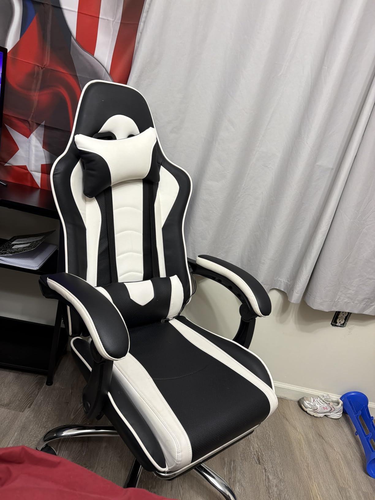 Yaheetech Gaming Chair with Footrest Massage Lumbar Pillow Reclining Black customer photo 2