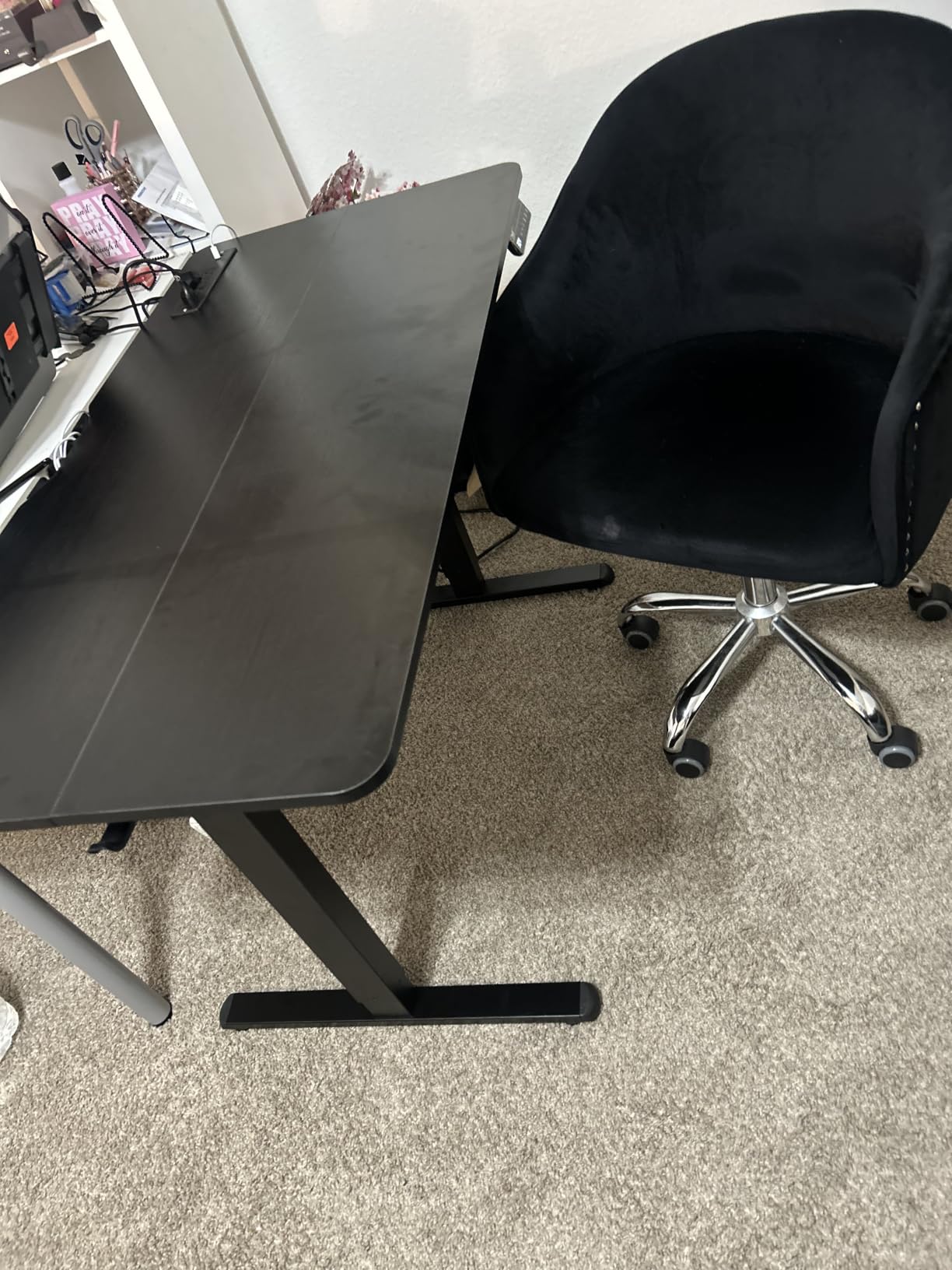 Huuger 47 X 24 Inch Electric Standing Desk with Power Outlets and USB-C Port, Height Adjustable Desk, Sit Stand Desk for Home Office, Computer & Gaming Desk with 3 Presets, Stable Steel Frame, Black customer photo 2